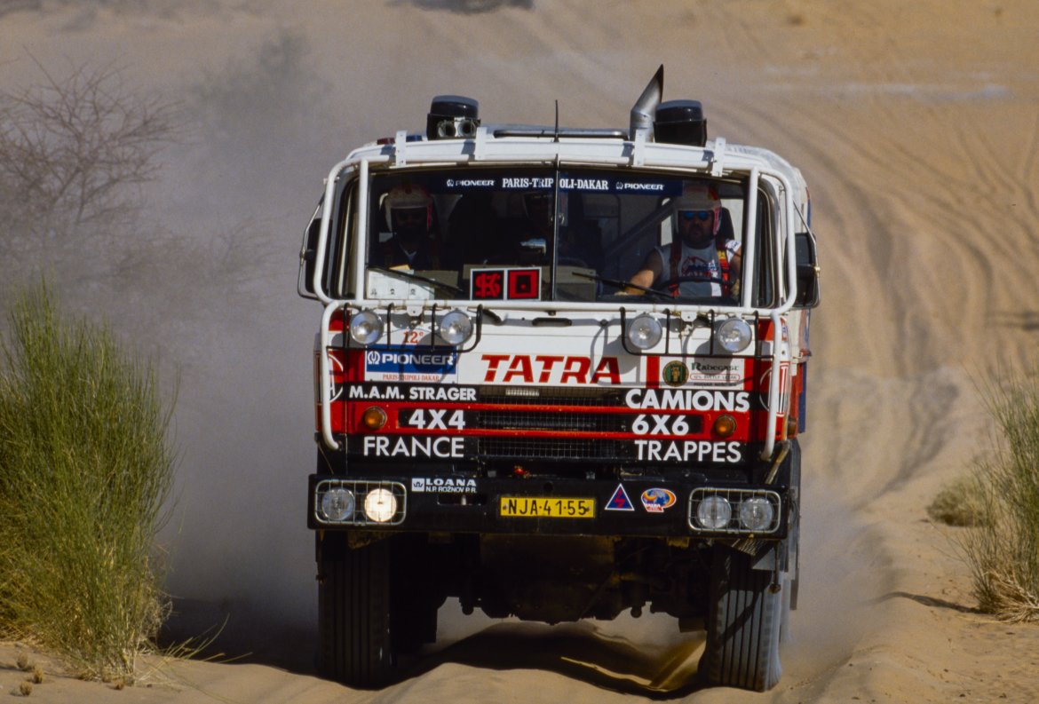 Dakar 1990 - při přejímkách přišly obě tovární Tatry o sluneční clony, po nichž zůstaly jen jejich držáky.