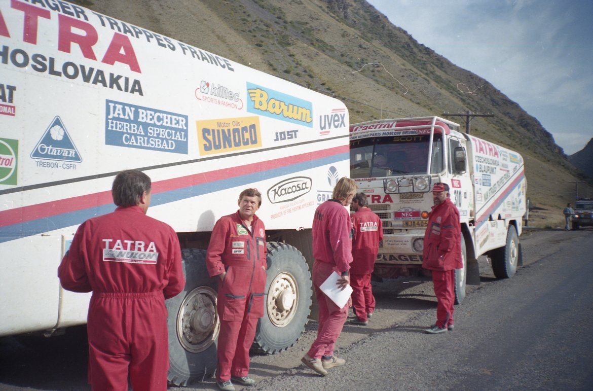 Peking 1992 - zastávka tatrováckého týmu na hranicích Číny, Karel Loprais zcela vpravo.