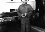 Karel Loprais na počátku 70 let v roli zkušebního řidiče před jedním z prvních prototypů vojenské verze T 815.