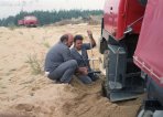 Karel Loprais při zkouškách prvního funkčního vzorku nové čtyřkolky v roce 1986; asistuje Oskar Hanke, který měl přípravu vozů na starosti.