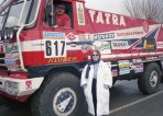 Dakar 1987 - Karel Loprais před startem prologu ve společnosti asistentky firmy M.A.M. Strager.