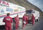 Peking 1992 - zastávka tatrováckého týmu na hranicích Číny, Karel Loprais zcela vpravo.